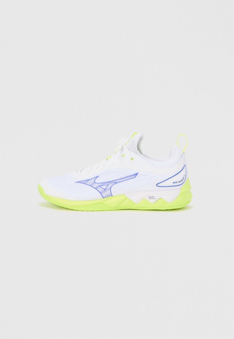 Λευκό αθλητικό παπούτσι με σόλα και λεπτομέρειες σε νέον κίτρινο, μπλε λογότυπο, άνω μέρος από δίχτυ και κλείσιμο με κορδόνια, απεικονιζόμενο σε πλευρική όψη σε λευκό φόντο.