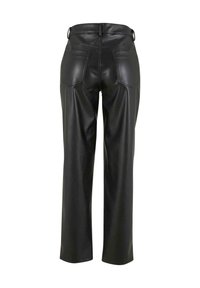 Pantalon droit en simili cuir noir vu de dos avec deux poches arrière et des passants de ceinture à la taille.