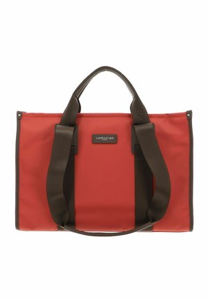 Sac fourre-tout synthétique rouge avec des poignées en tissu marron et un détail de logo. Forme rectangulaire avec une texture lisse et des bords renforcés.