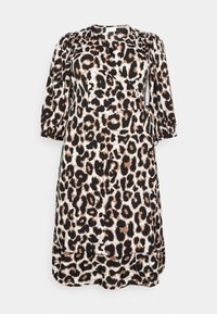 Mekko, jossa on leopardikuosi, pyöreä pääntie, kolmannespuoliset puffihihat ja rypytetty helma. Valmistettu kevyestä kankaasta mustassa, ruskeassa ja valkoisessa värissä.