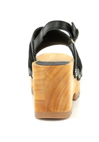 Sandalo in pelle nera con cinturino regolabile e tacco in legno, visto da dietro su uno sfondo bianco.