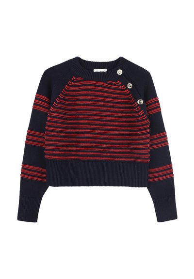 Navyblauwe cropped trui met rode horizontale strepen, geribde manchetten en een ronde halslijn met drie decoratieve knopen aan één kant.