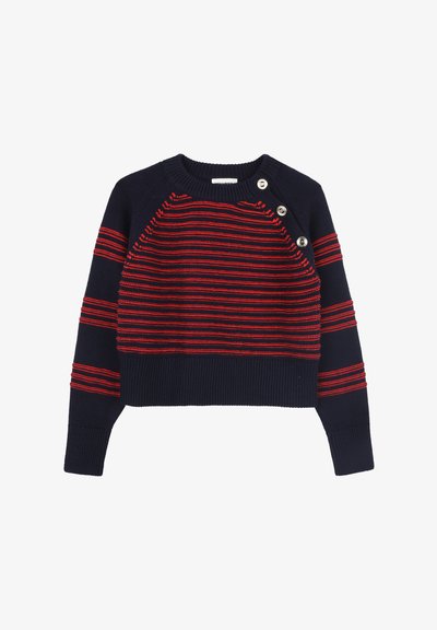 Navyblauwe cropped trui met rode horizontale strepen, geribde manchetten en een ronde halslijn met drie decoratieve knopen aan één kant.