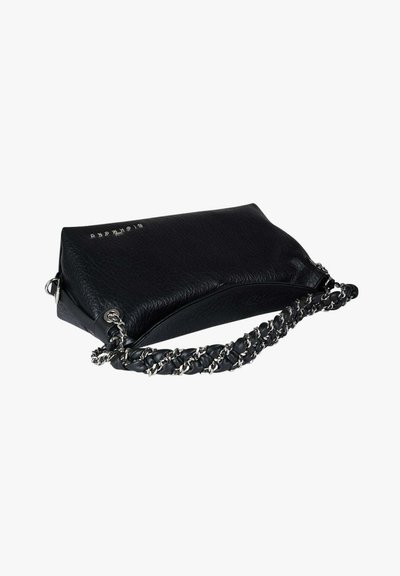 Borsa clutch in pelle nera con superficie strutturata, caratterizzata da una tracolla a catena intrecciata con dettagli in argento e una forma elegante e angolare.