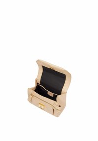 Sac à main en cuir beige avec des accessoires en métal doré, fermeture éclair, et doublure intérieure noire. Il possède une poche avant et un design structuré.