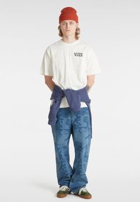 Vans MTE RIBCAGE REVERSIBLE - Camiseta estampada - white