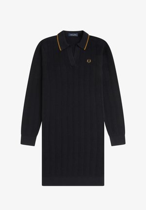 Robe noire en maille à manches longues avec une texture côtelée, un col avec une fine bande jaune et un petit logo jaune sur la poitrine.