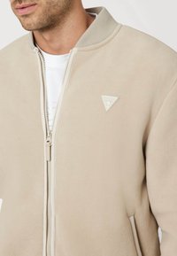 Guess Flīsa jaka - beige