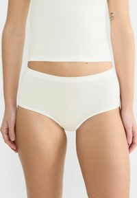 Weiße Baumwoll-Hipster-Unterwäsche mit einer glatten Textur, die über einen weichen Bund verfügt und keine sichtbaren Muster oder Akzente aufweist.