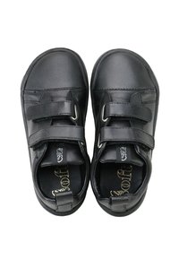Zapatos de cuero negro con dos correas de Velcro, una puntera texturizada, lados lisos y un logo dorado en la plantilla. Forma redondeada.