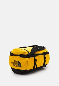 The North Face BASE CAMP DUFFEL S UNISEX - Reiseveske - summit gold/black