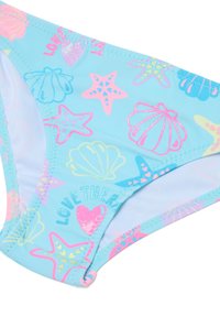 Bikini de fondo en tela de color azul claro con patrones coloridos de conchas marinas y estrellas de mar, con detalles brillantes y bordes cosidos.