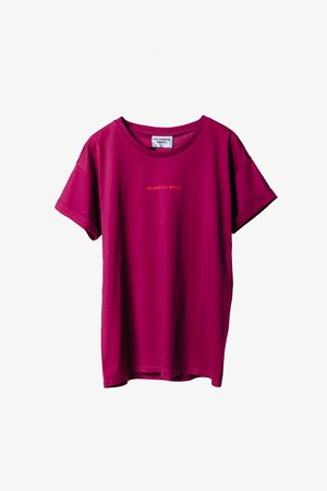 T-shirt fúcsia feita de algodão macio, com um corte descontraído, mangas curtas e o texto "REBELDE COLORIDO" numa cor contrastante.