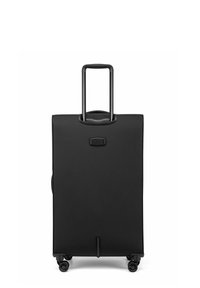 Maleta negra con ruedas, exterior de tela suave, mango retráctil, cuatro ruedas y un bolsillo lateral para un fácil acceso.