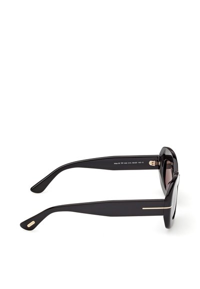 Lunettes de soleil rectangulaires noires avec des branches épaisses, des accents dorés et des verres teintés, présentées de profil sur un fond blanc.