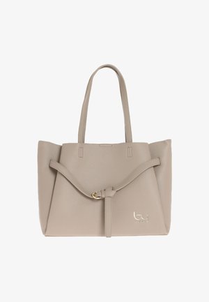 Borsa a spalla in pelle beige con finitura testurizzata, dotata di due manici, dettaglio a nodo nella parte anteriore e accento del logo dorato discreto.