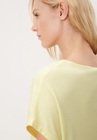 s.Oliver BLACK LABEL Camiseta estampada - bright yellow