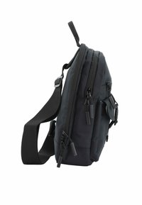Borsa a spalla nera realizzata in tessuto resistente, dotata di scomparti con zip multipli, tracolla regolabile e design minimalista con branding discreto.