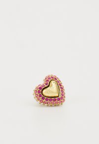 Guld hjärta-formad charm med rosa och klara rhinestones; inre området graverat med "GUESS"; glänsande finish, texturerad yta.