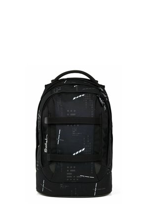 Schwarzer Rucksack mit digitalen Code-Mustern, zwei horizontalen Riemen auf der Vorderseite, einem oberen Griff und einem vertikal aufgedruckten Markennamen an der Seite.