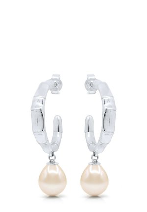 Boucles d'oreilles créoles en argent avec un design texturé rappelant le bambou, chacune ornée d'une seule perle crème en forme de goutte suspendue en dessous.
