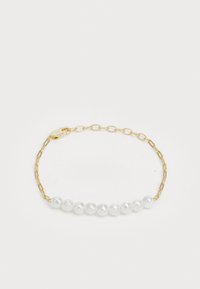 Bracciale in oro con perle bianche, caratterizzato da un delicato design a maglie e una chiusura sicura. Le perle sono di forma regolare.