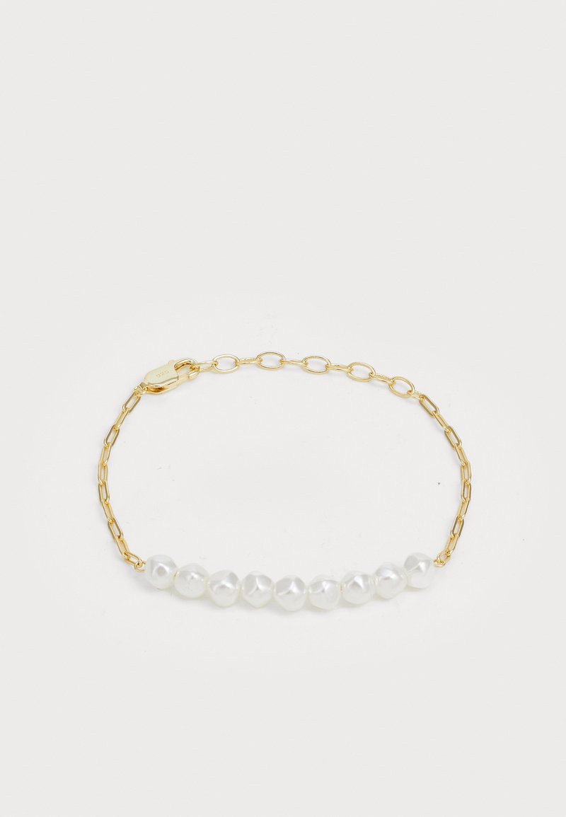 Bracciale in oro con perle bianche, caratterizzato da un delicato design a maglie e una chiusura sicura. Le perle sono di forma regolare.