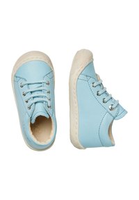Scarpe in pelle azzurro chiaro con suole in gomma bianca, punta rotonda e occhielli in argento. Presentano lacci e dettagli testurizzati sulla suola.