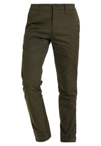 Chino verde oliva realizzati in tessuto morbido, con taglio dritto, tasche frontali e chiusura a un bottone in vita.