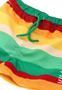 Koupací šortky s horizontálními pruhy v červené, oranžové, žluté, krémové a zelené barvě, se zelenou šňůrkou a elastickým pasem.