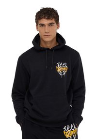 Czarna bluza z kapturem i przednią kieszenią; z napisem "FEEL HAPPY" w pomarańczowym i białym kolorze. Sznurki przy szyi, miękka tkanina, luźny krój.