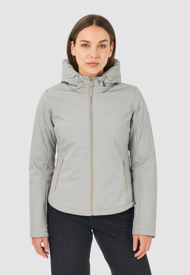 Giacca softshell grigia chiara con cappuccio, dotata di zip frontale, tasche laterali e dettagli in oro sull'hardware, texture liscia.