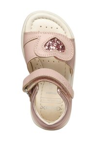 Sandal in pelle rosa con un accento a forma di cuore scintillante, dettagli perforati e cinturino regolabile. Soletta morbida e design con punta arrotondata.