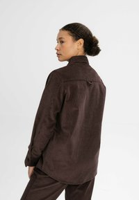 MELA JIYA - Halflange jas - walnuss