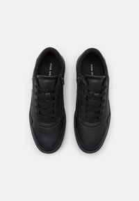 Baskets noires en cuir synthétique avec lacets et fermeture éclair latérale. Présentent des accents perforés sur la zone des orteils pour la ventilation.