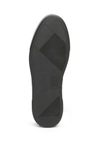 Suola di scarpe in gomma nera con un motivo testurizzato, caratterizzata da scanalature orizzontali e diagonali, che garantiscono trazione e aderenza. Branding minimale visibile.