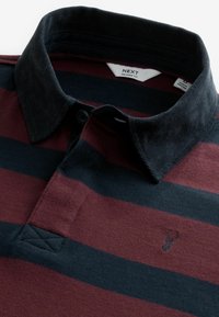 Polo cu dungi în burgundy și albastru închis, fabricat din bumbac, prezintă un guler din catifea, clapetă cu două nasturi și un mic logo brodat.
