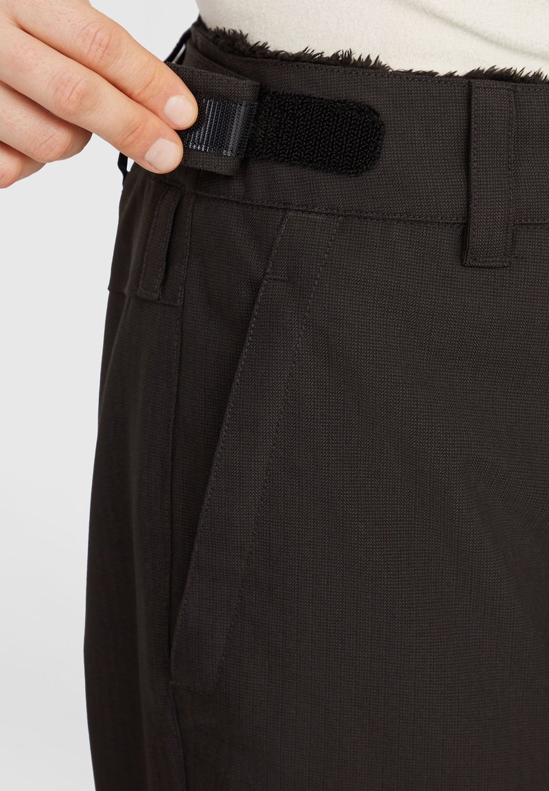 Schwarze Hosen aus strukturiertem Gewebe, mit einem sichtbaren Klettverschluss an der Taille und einer taillierten Passform mit Seitentaschen.