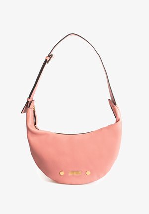 Roze leren schoudertas met een gebogen vorm, voorzien van een ritssluiting, gouden hardwareaccenten en een gestructureerde afwerking.