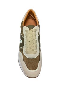 Sneaker con tomaia in tessuto marrone, dettagli in camoscio e lacci beige. Presenta un colletto imbottito e una suola in gomma bianca. Design pulito e snello.