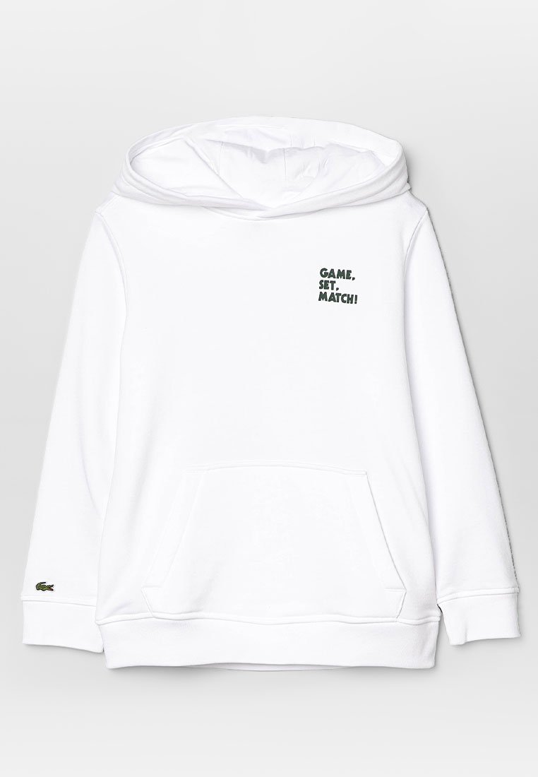 Witte hoodie met buidelzak, voorzien van de tekst "GAME, SET, MATCH!" in het groen. Inclusief een klein Lacoste-logo op de mouw.