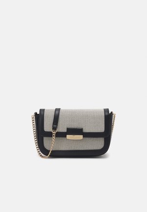 Borsa a mano in rete bianco e nero con forma strutturata, tracolla a catena dorata e chiusura magnetica rettangolare. Presenta una placca con logo sulla parte frontale.