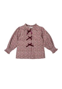 Blusa de patrón floral rojo con mangas largas y abullonadas, puños fruncidos y tres lazos de terciopelo en la parte frontal.