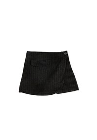 Jupe noire à rayures avec un design en portefeuille, dotée d'une fermeture par bouton sur le côté et d'une petite poche plaquée à l'avant. Tissu texturé.