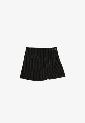 Falda negra con rayas verticales y diseño envolvente, que presenta un cierre lateral con botón y un pequeño bolsillo con parche en la parte frontal. Tejido texturizado.