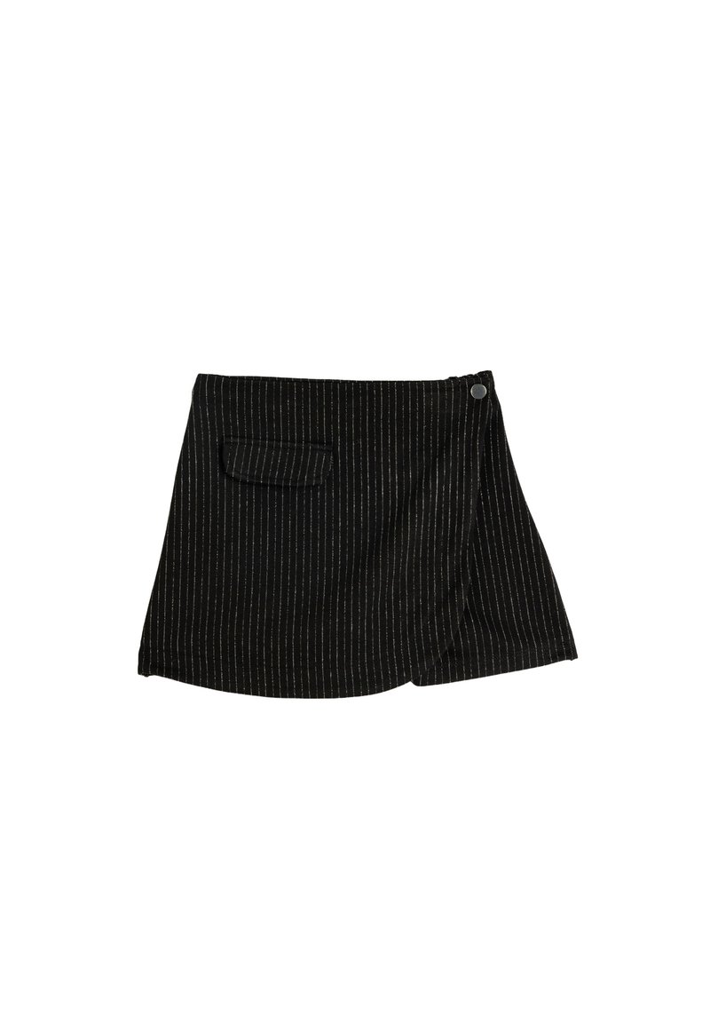 Jupe noire à rayures avec un design en portefeuille, dotée d'une fermeture par bouton sur le côté et d'une petite poche plaquée à l'avant. Tissu texturé.