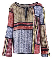Blusa multicolore con maniche a campana lunghe, caratterizzata da un motivo variegato di strisce e design geometrici in rosso, blu, giallo e nero.