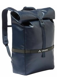 Sac à dos roll-top bleu marine avec une finition brillante, des bretelles réglables, une bande d'accent noire et un logo VAUDE bien en vue sur le devant.