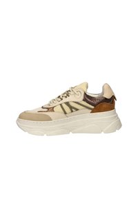 Beige und braune Sneaker mit Netz- und Wildlederpaneelen, gestreiftem Design, dicker weißer Sohle und runder Spitze. Schnürsenkel und kontrastierende Nähte sichtbar.