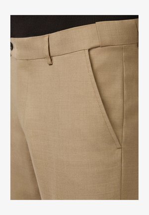 Beżowe spodnie z teksturowanej tkaniny, z płaskim przodem, bocznymi kieszeniami i gładkim pasem, zaprojektowane dla dopasowanego kroju.